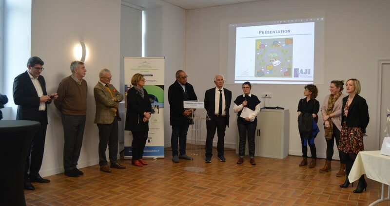 l'équipe projet présente le bureau mobile devant les élus
